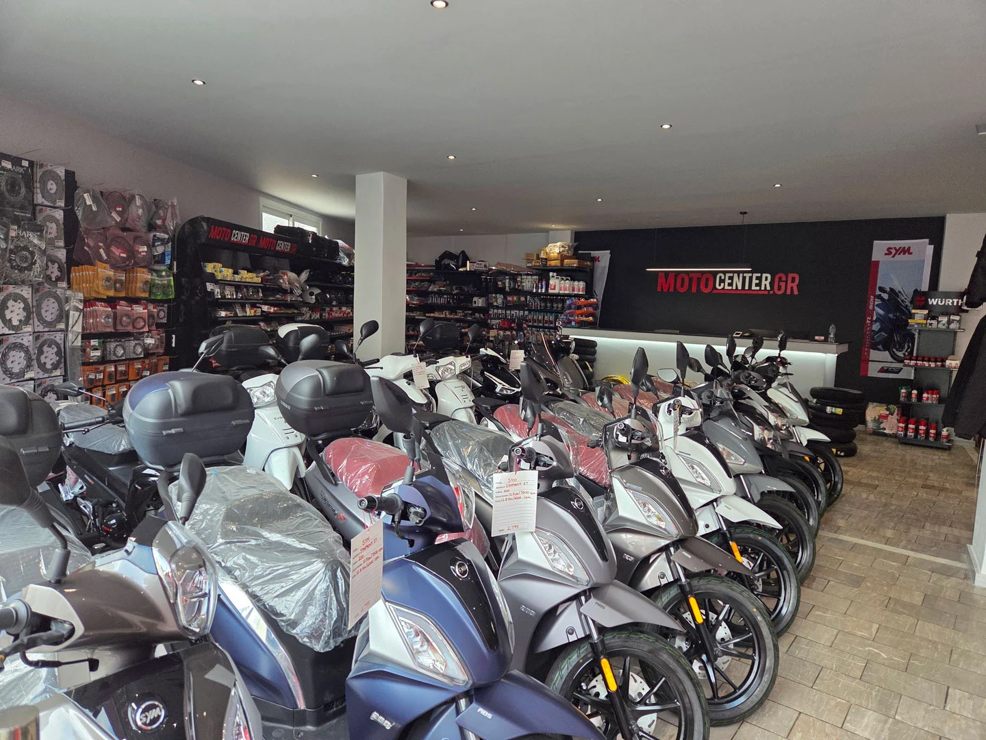 Μοτοσυκλέτες και scooters στον εκθεσιακό χώρο